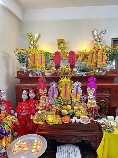 Trung Tâm Phong Thuỷ Quảng Lực Thầy Quảng Lực đang tiến hành nghi lễ Dâng Sao giải hạn tại gia.