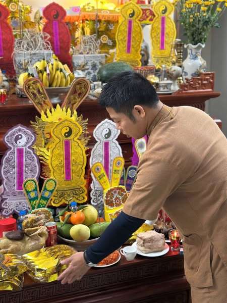 Thầy Quảng Lực đang tiến hành nghi lễ dâng sao tại gia cầu an giải ách