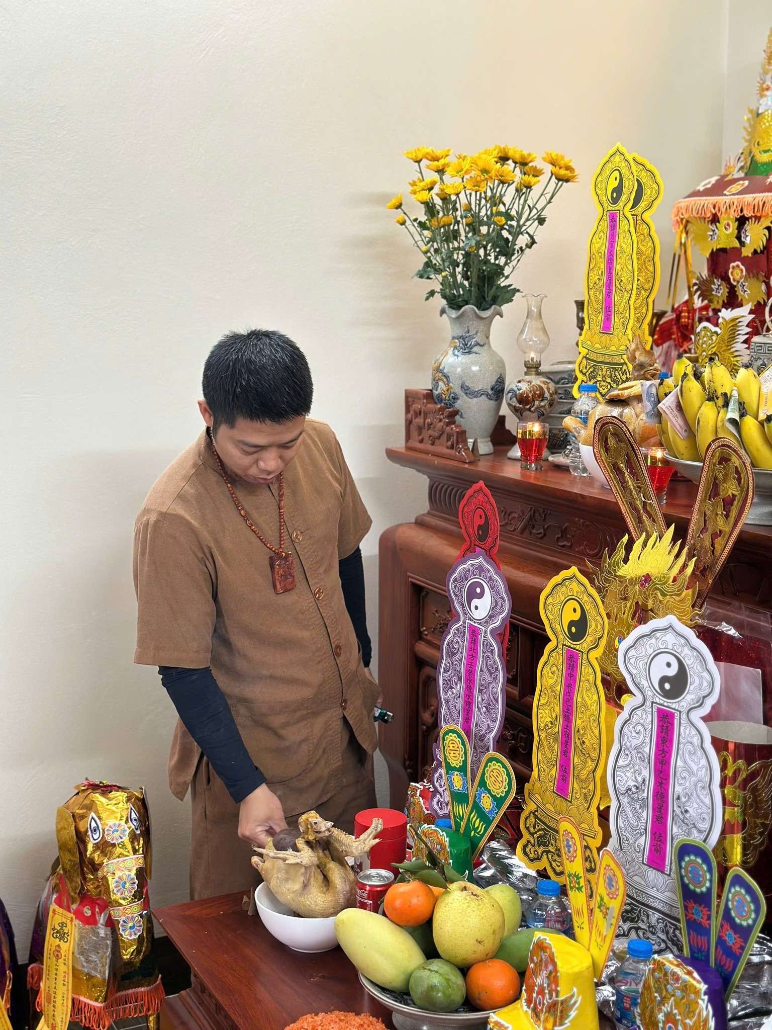 Trung Tâm Phong Thuỷ Quảng Lực Thầy Quảng Lực đang tiến hành nghi lễ Dâng Sao giải hạn tại gia.