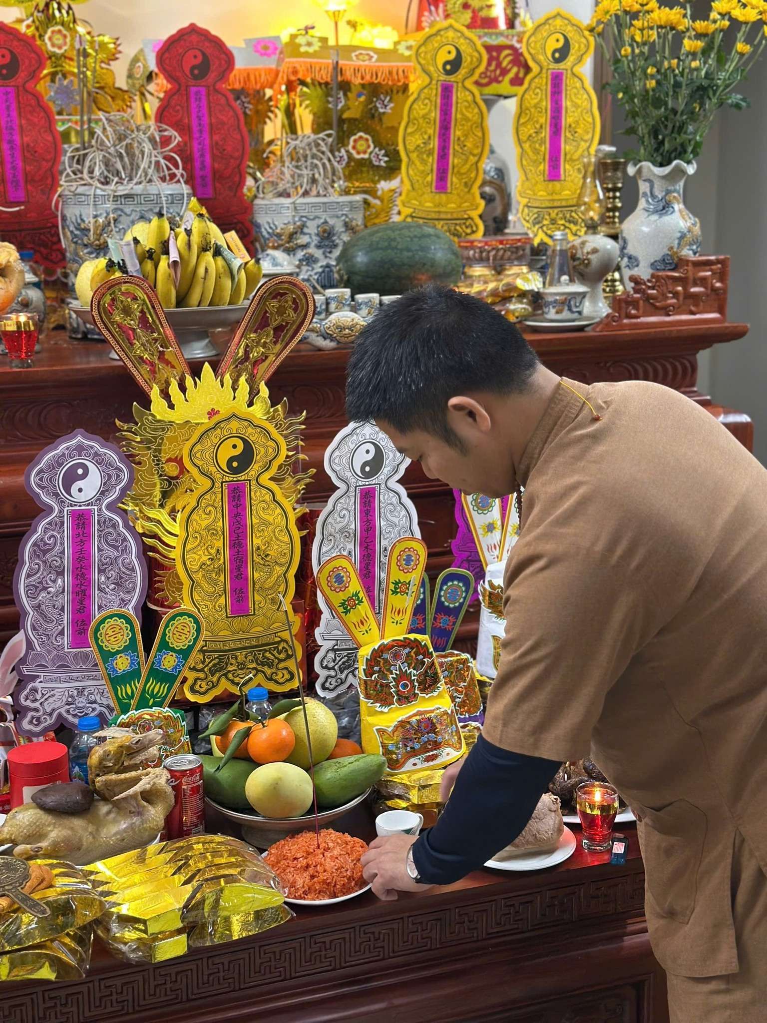 Trung Tâm Phong Thuỷ Quảng Lực Thầy Quảng Lực đang tiến hành nghi lễ Dâng Sao giải hạn tại gia.