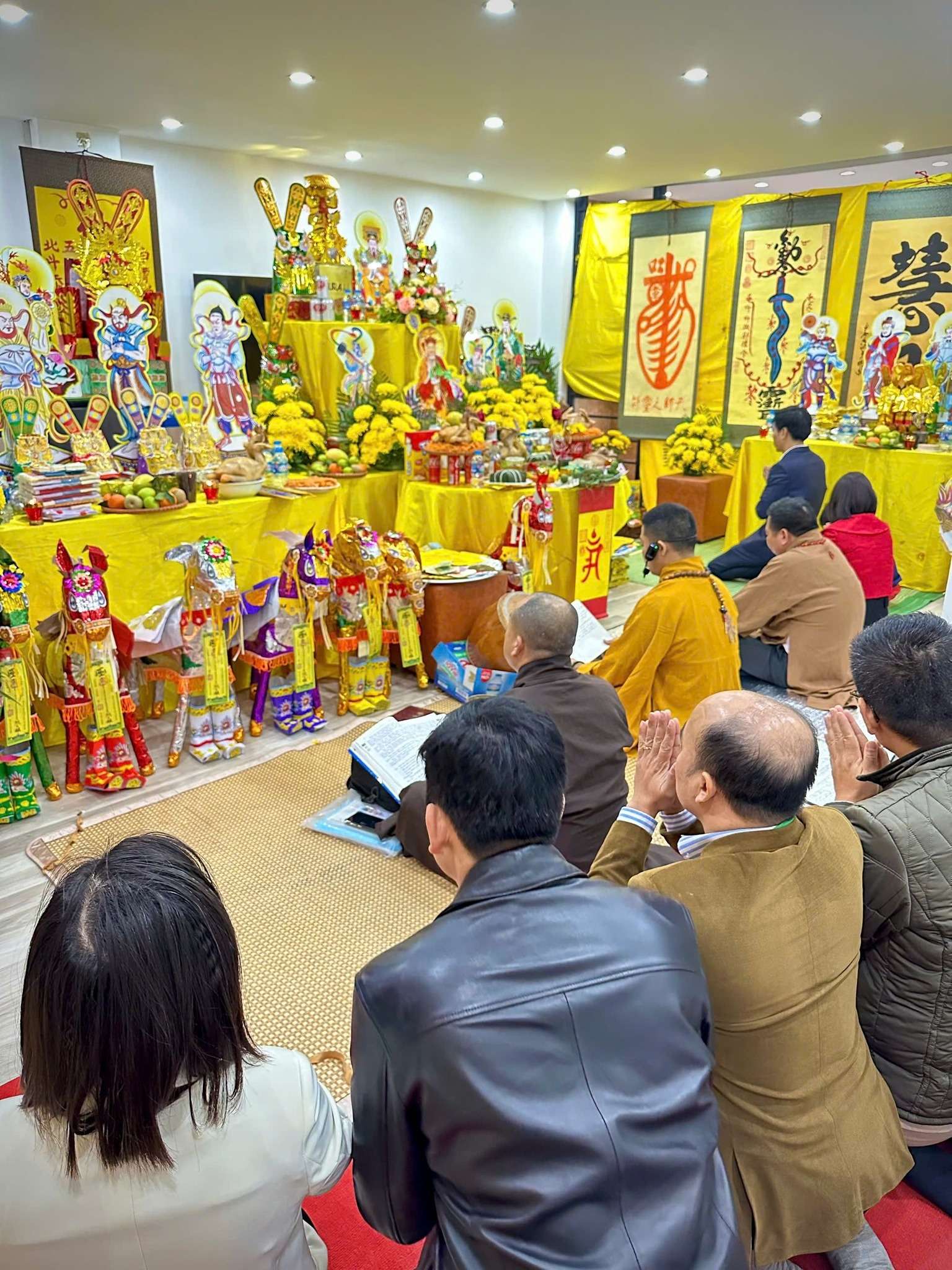 Toàn Cảnh Đàn Lễ Mừng Sài Khánh Trạch Thầy Quảng Lực Tác Phúc Cùng Học Trò Cho Gia Chủ Tại Hà Đông
