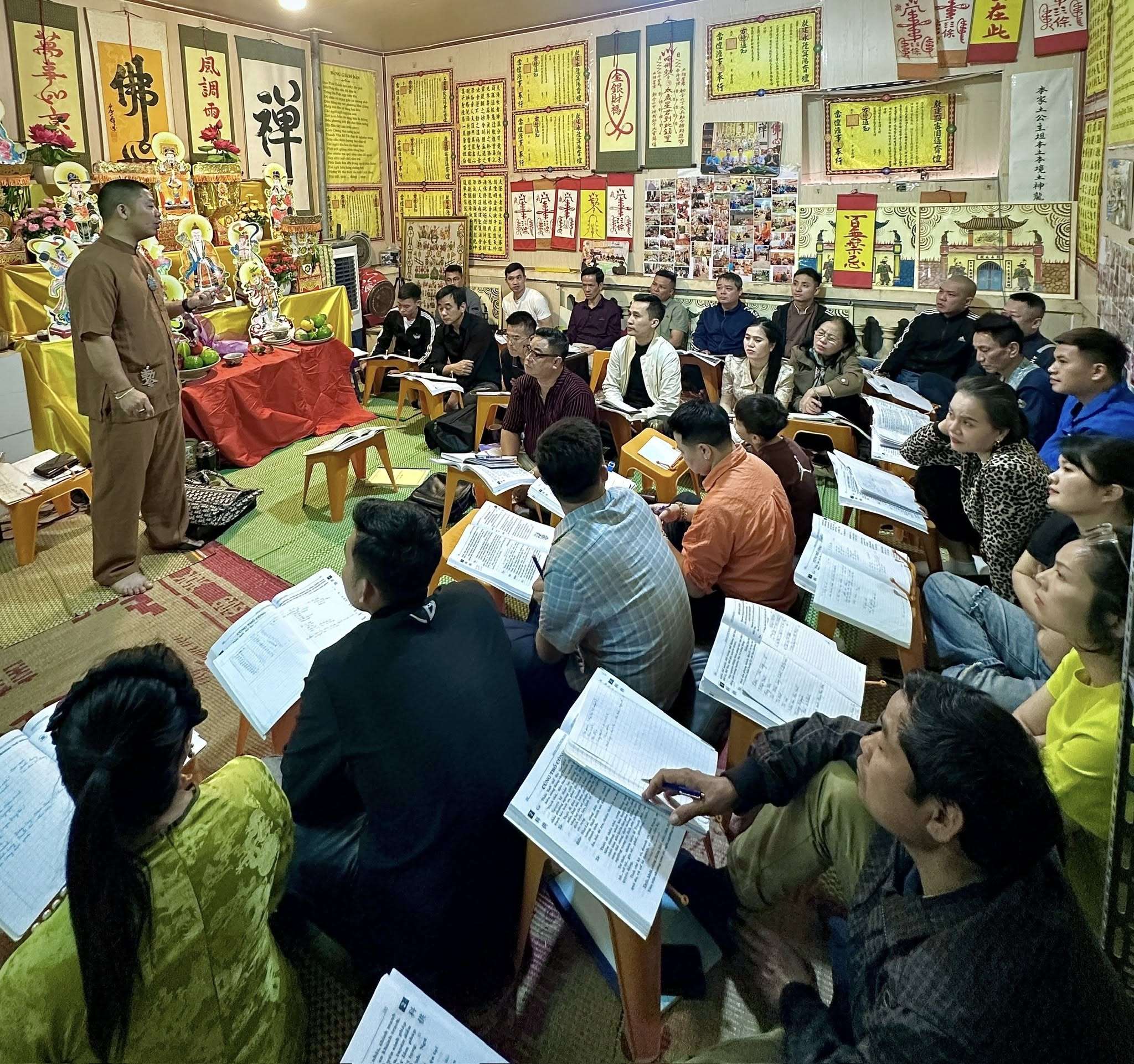 Thầy Quảng Lực trong buổi học đầy nhiệt huyết trao truyền kiến thức cho các học trò tu tập khoá K1 năm 2024