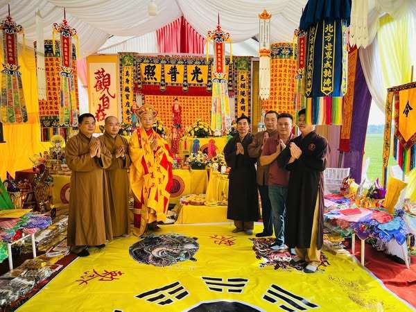 Thầy Quảng Lực Cùng Các Pháp Thầy Và Gia Chủ Lập Đàn Mông Sơn Chuẩn Tế