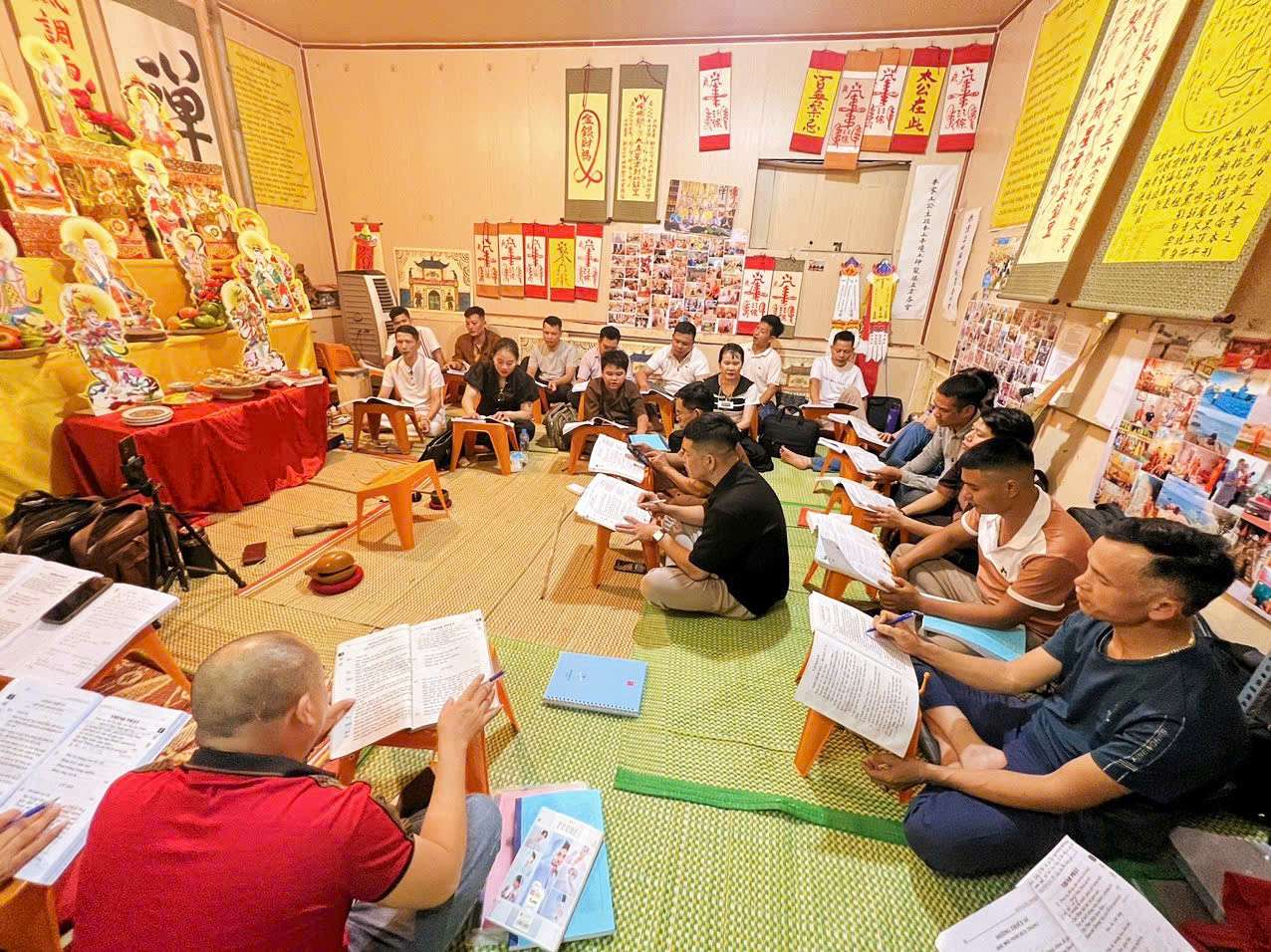 Lớp Cúng Cổ Truyền K2 Tham Gia Các Buổi Học Hành Trì Khoa Giáo Do Thầy Quảng Lực Trực tiếp Giảng Dạy