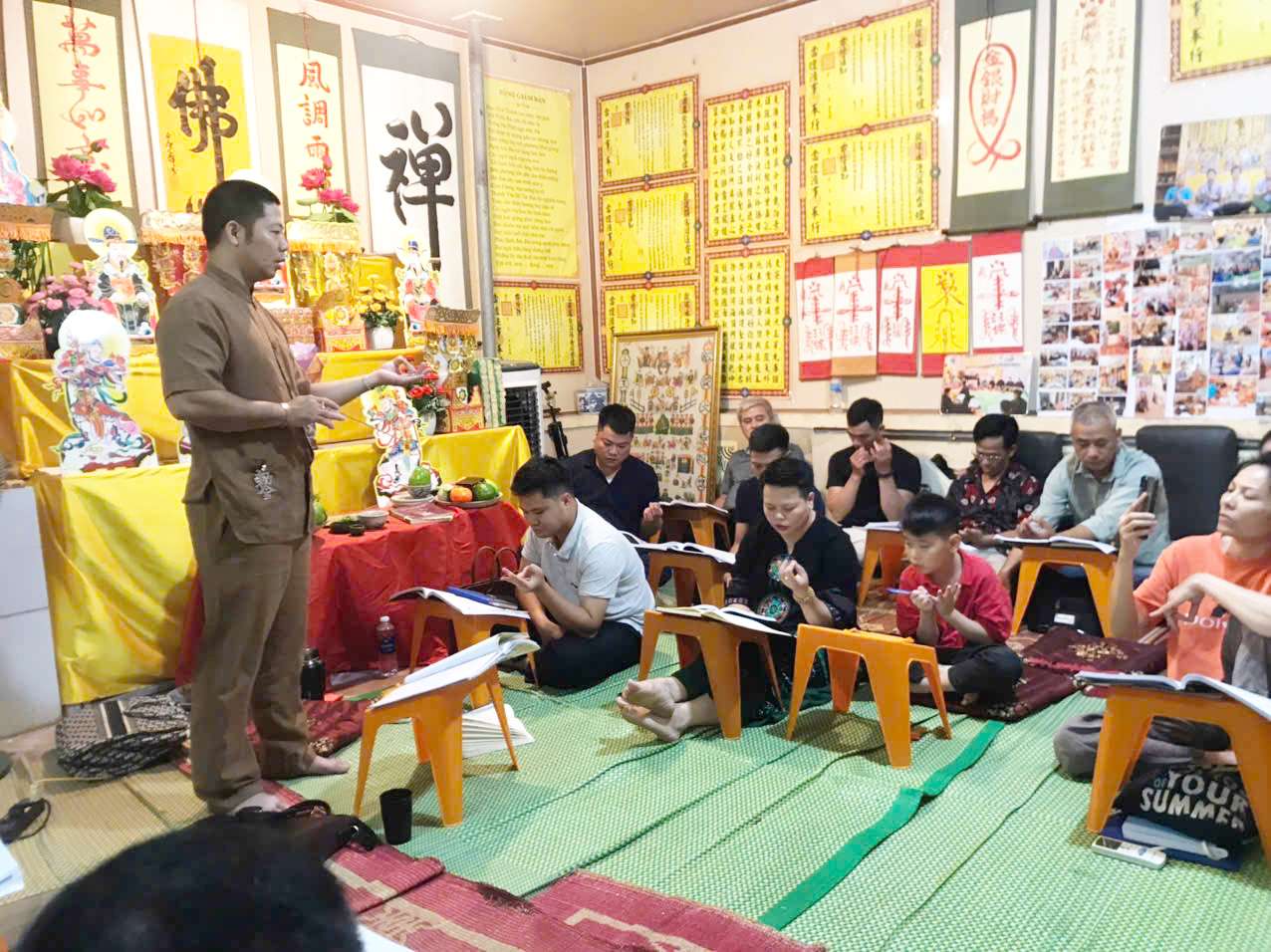 Thầy Quảng Lực Dạy Các Học Trò Cách Bấm Độn Tính Sao Và Tuổi Trên Lòng Bàn Tay Theo Phương Pháp Tính Cổ Truyền