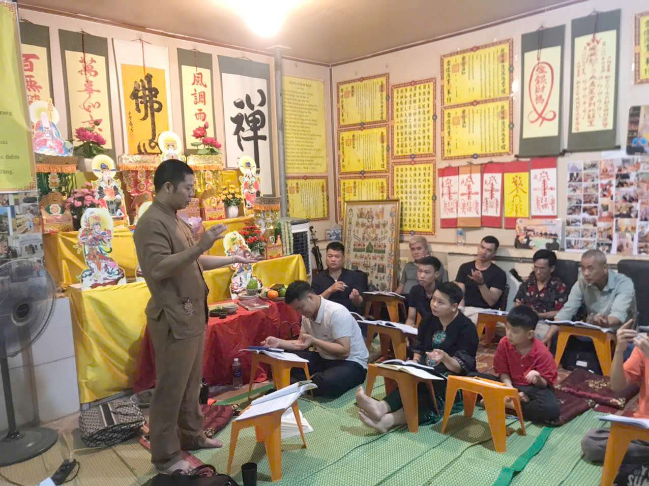 Thầy Quảng Lực Dạy Các Học Trò Cách Bấm Độn Tính Sao Và Tuổi Trên Lòng Bàn Tay Theo Phương Pháp Tính Cổ Truyền Đơn Giản