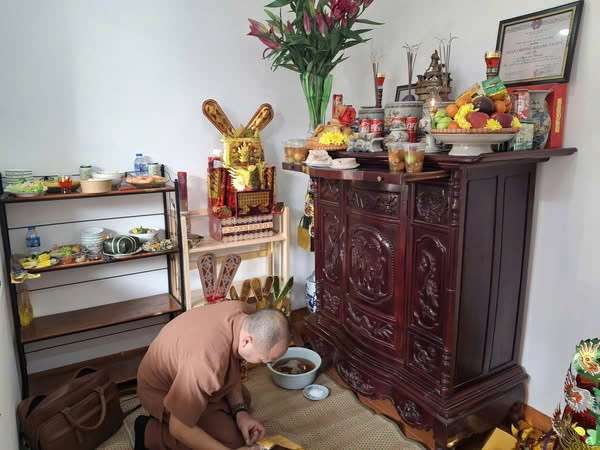 Thầy Quảng Lực Cử Hành Nghi Lễ Nhập Trạch Tôn Cấp Lập Thờ Lô Nhang Mới Cho Gia Chủ Tại Hà Nội