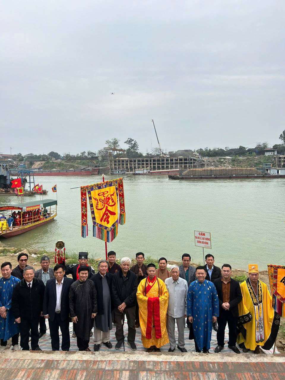 Thầy Quảng Lực Đạo Nhân Hành Lễ Rước Nước Trên Linh Giang Cầu Quốc Thái Dân An