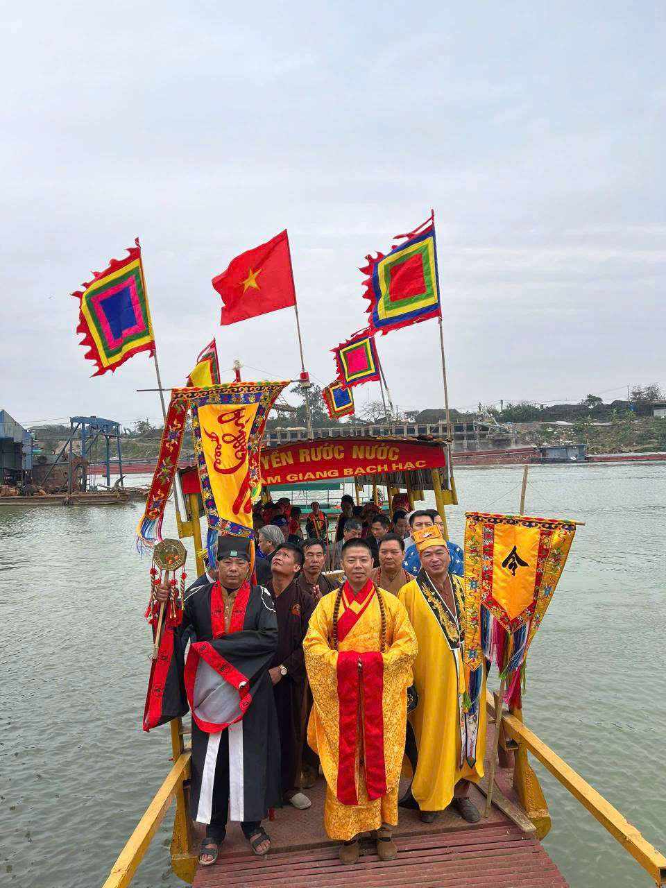Thầy Quảng Lực Đạo Nhân Hành Lễ Rước Nước Trên Linh Giang Cầu Quốc Thái Dân An