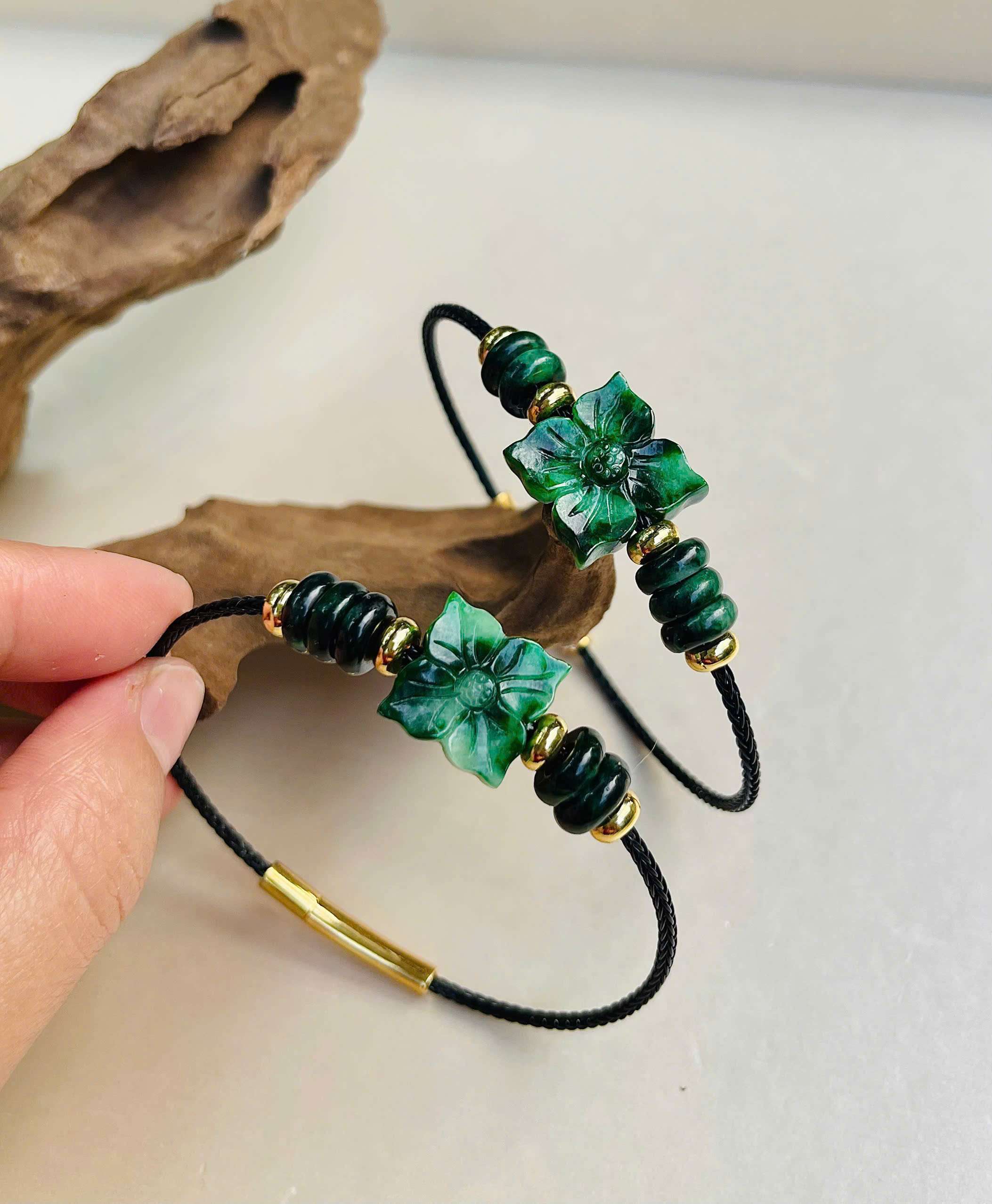 vòng tay đá xanh chạm hoa