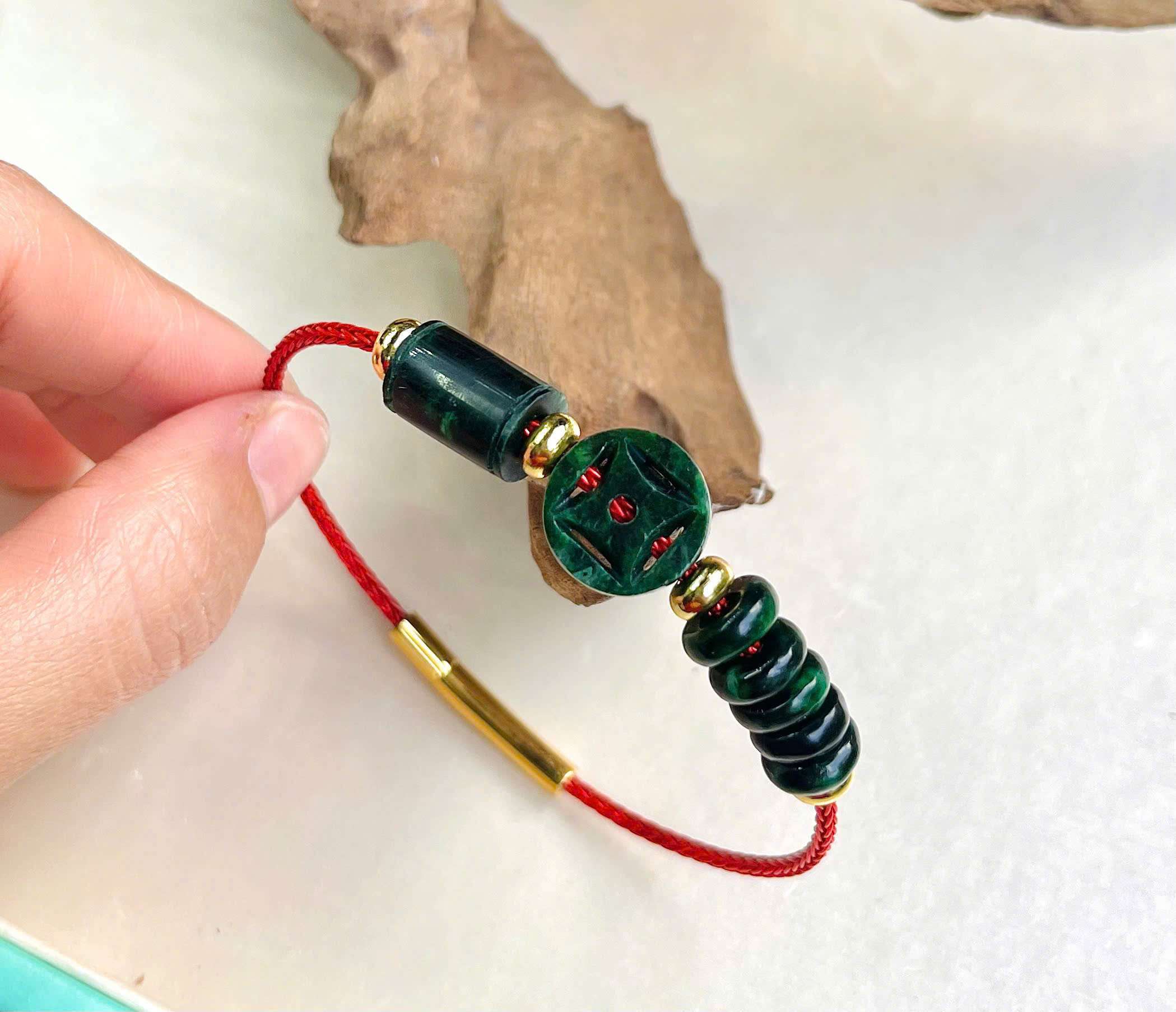 vòng tay đá xanh chạm hoa