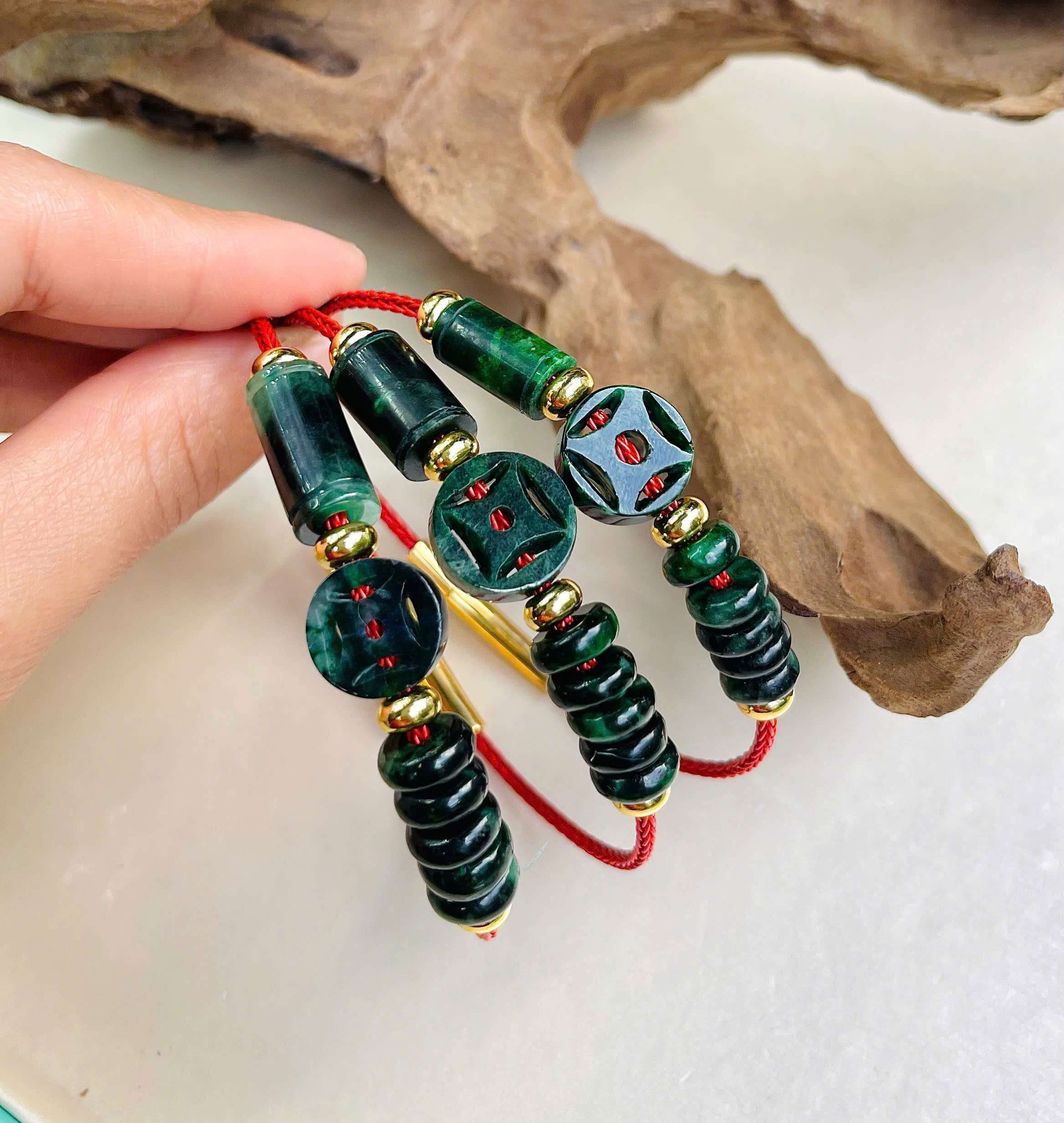 vòng tay đá xanh chạm hoa