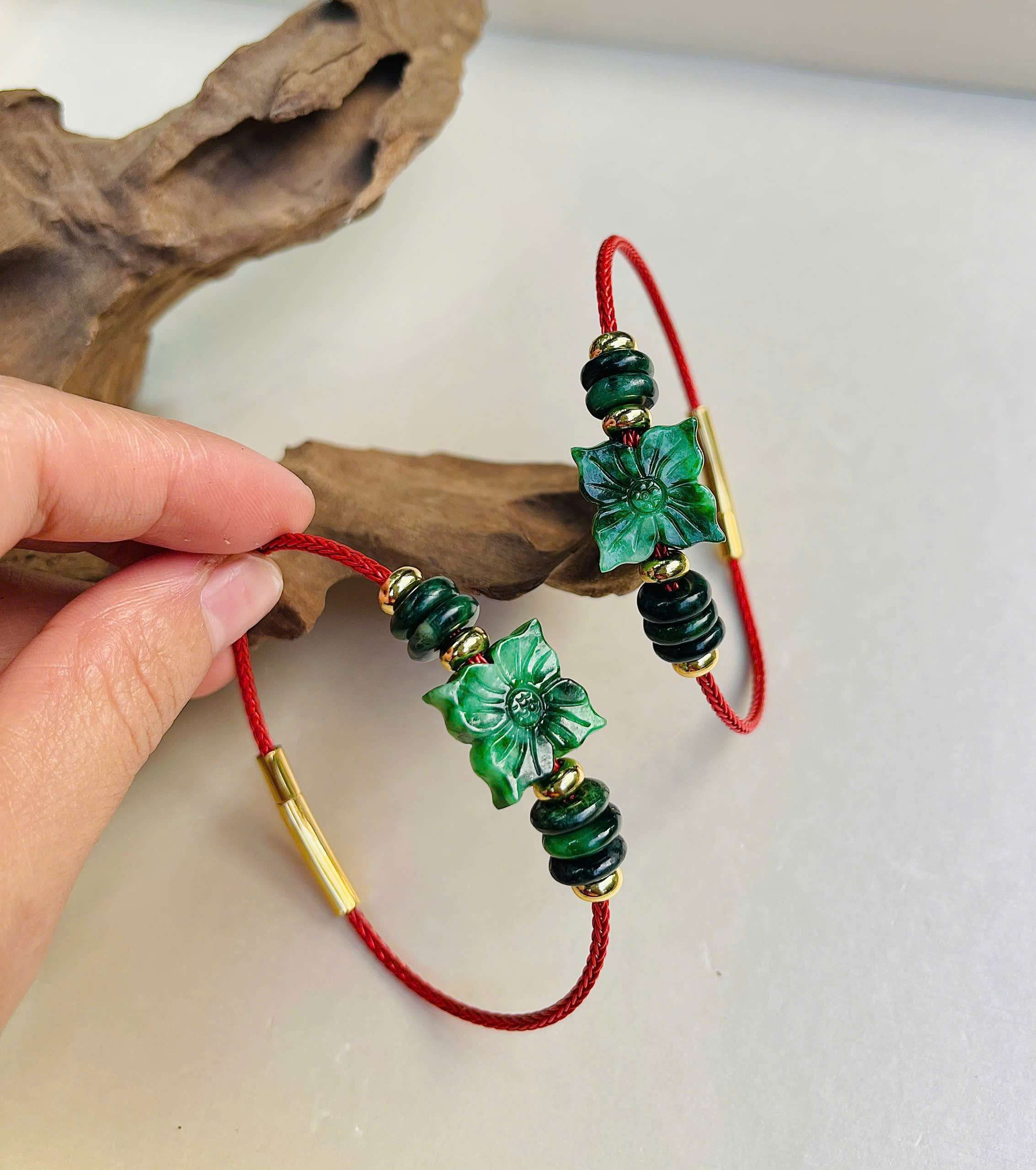 vòng tay đá xanh chạm hoa