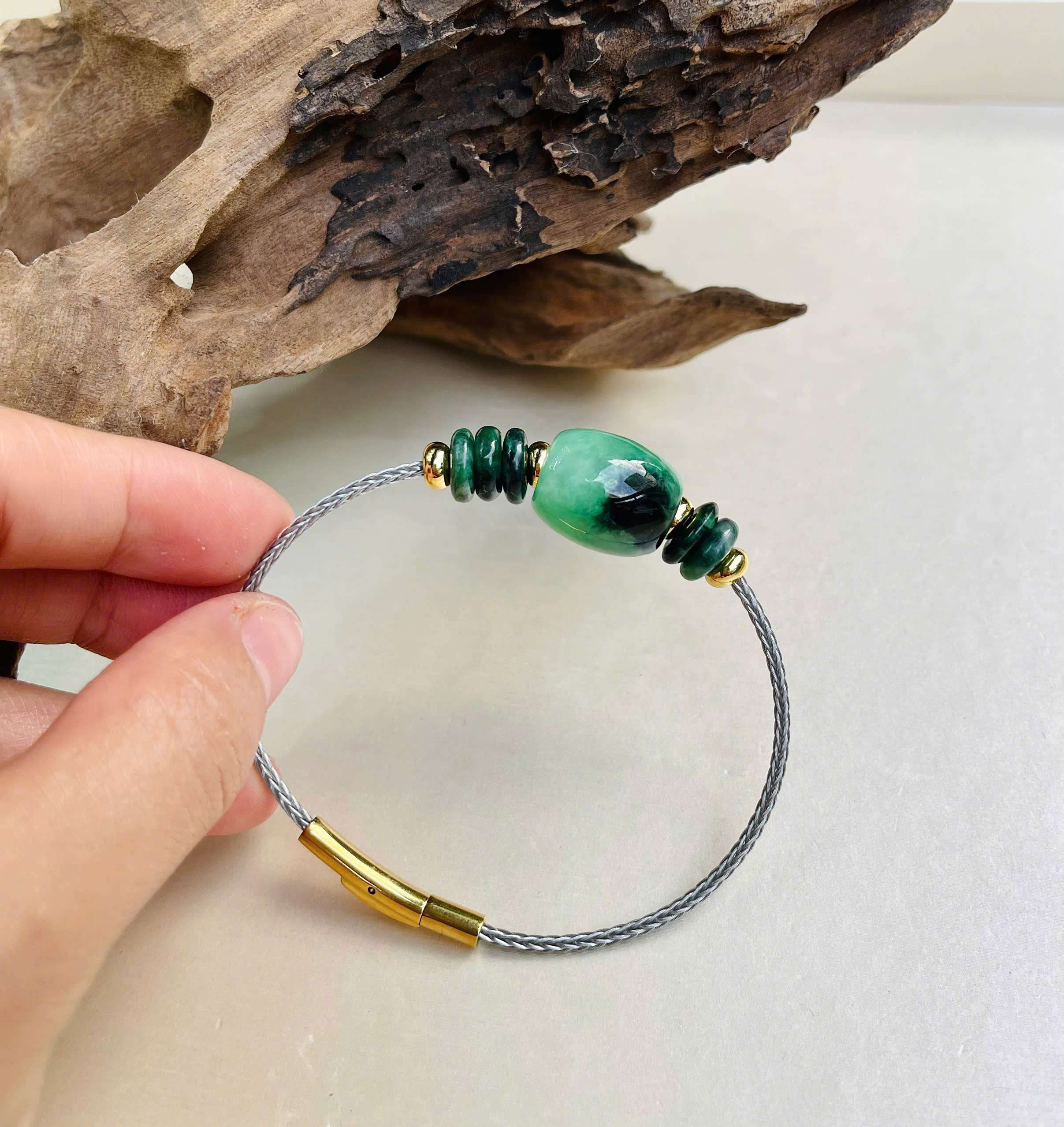 vòng đá xanh ngọc trên dây cáp thép