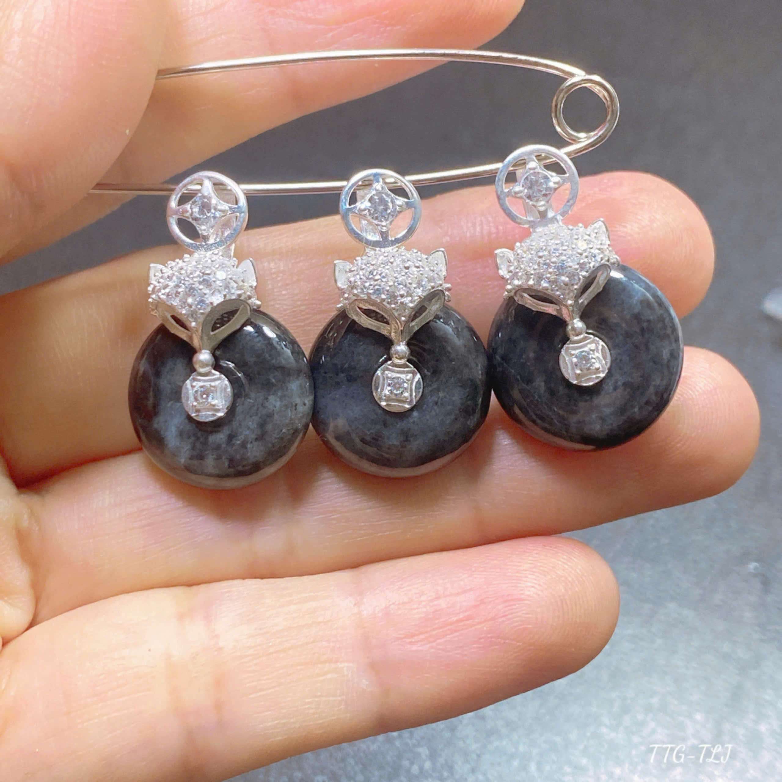 VÒNG ĐÁ TÔNG XÁM ĐEN PHỐI BẠC