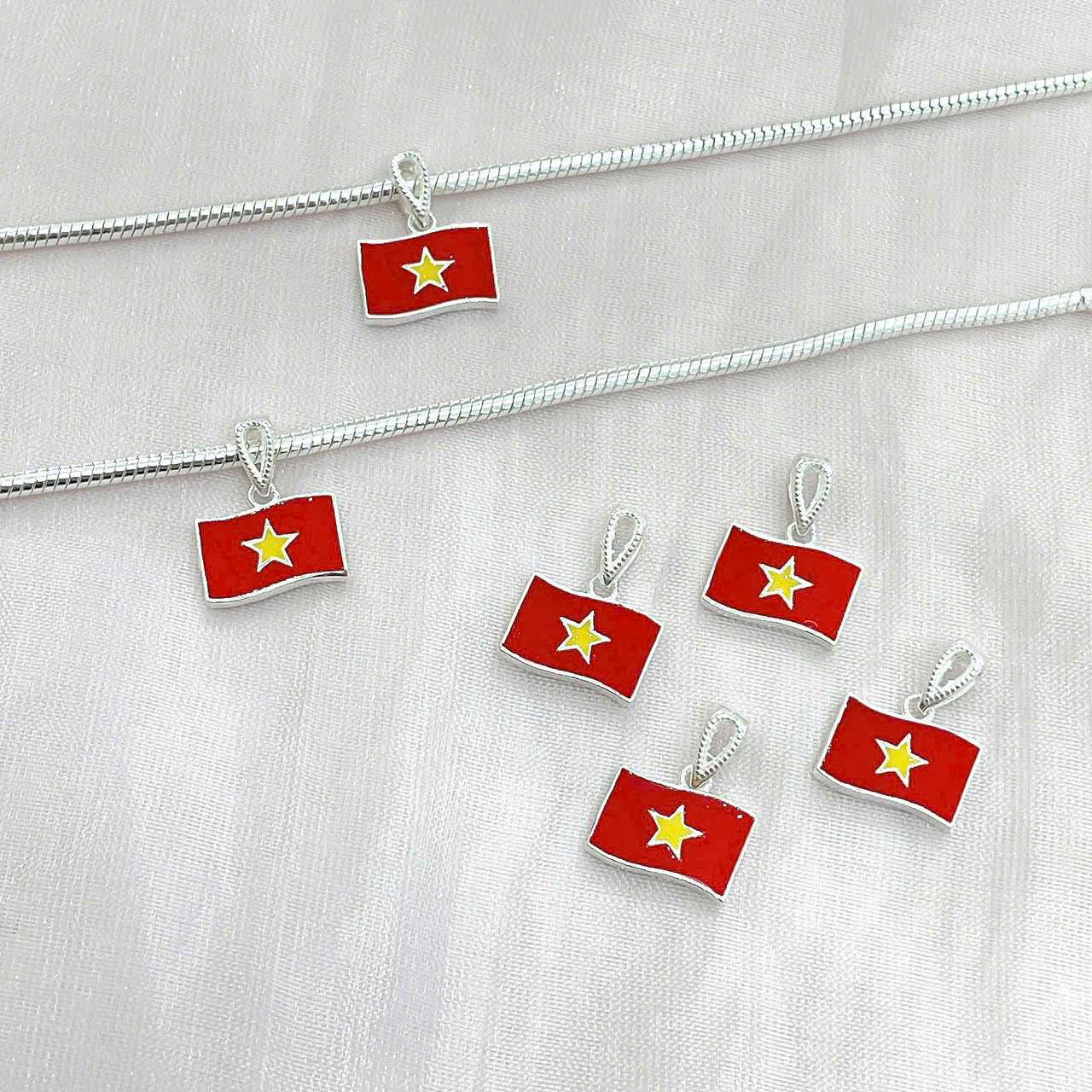 Vòng bạc charm lá cờ Việt Nam 