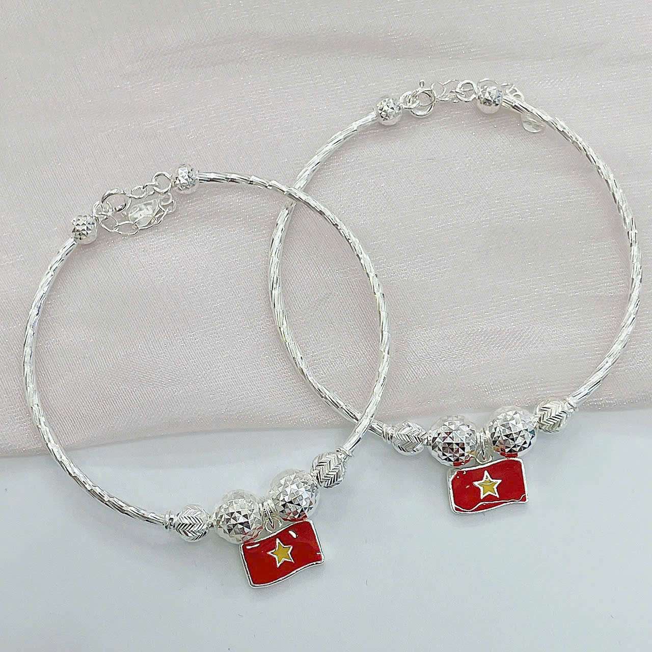Vòng bạc charm lá cờ Việt Nam 