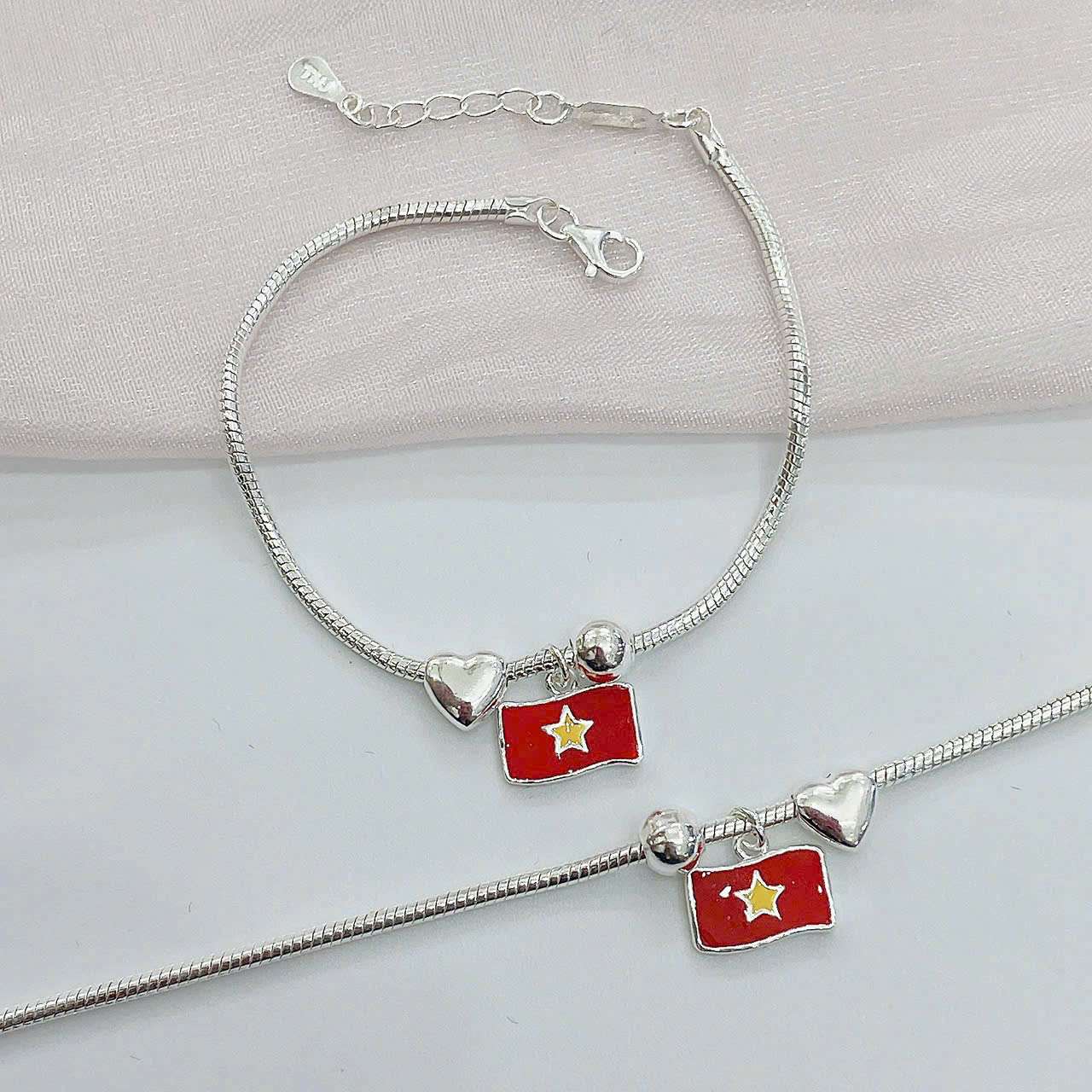 Vòng bạc charm lá cờ Việt Nam 